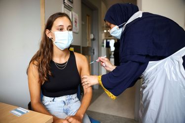Une jeune femme reçoit le vaccin Pfizer.