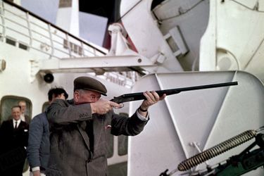 Grand luxe : les passagers peuvent pratiquer le tir aux pigeons d’argile. En 1962.