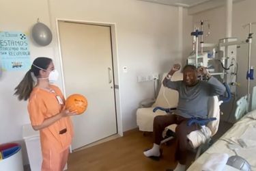 La légende du football brésilien Pelé lance un ballon avec sa physiothérapeute Kamila à Sao Paulo, au Brésil.