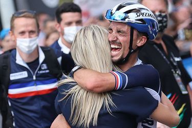 Marion Rousse dans les bras de Julian Alaphilippe sacré une nouvelle fois champion du monde de cyclisme sur route. 
