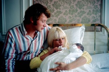 Johnny n’a que 23 ans et Sylvie Vartan, 22 quand naît leur fils, David, à la clinique du Belvédère de Boulogne-Billancourt, en août 1966. 