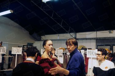 Thierry Mugler dans les coulisses du défilé de sa collection automne-hiver 1984 dans la cour du Louvre, en mars 1983.