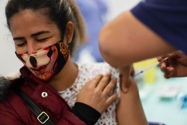 Une femme se fait vacciner au Chili. 