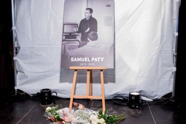 Un portrait de Samuel Paty ici le 20 octobre 2020 lors d'une marche blanche à Conflans-Sainte-Honorine