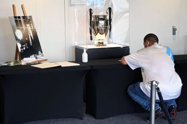 Dans un salon du stade Vélodrome, deux livres d'or sont à disposition du public sous le regard de la Coupe d'Europe.