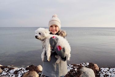 La princesse Athena de Danemark, avec son chien Apple. Photo diffusée pour ses 7 ans, le 24 janvier 2019