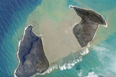 Quelques heures avant l'éruption du volcan Hunga Tonga-Hunga Ha'apai, sur une des îles inhabitées des Tonga.