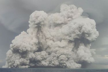 Pendant l'éruption du volcan Hunga Tonga-Hunga Ha'apai, sur une des îles inhabitées des Tonga.