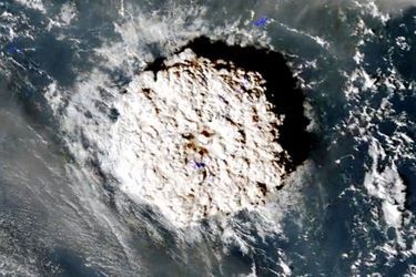 Pendant l&#039;éruption du volcan Hunga Tonga-Hunga Ha&#039;apai, sur une des îles inhabitées des Tonga.