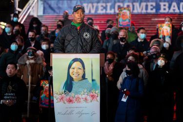 Le rassemblement sur Times Square mardi en hommage à Michelle Go, tuée après avoir été poussée sous un train dans le métro.