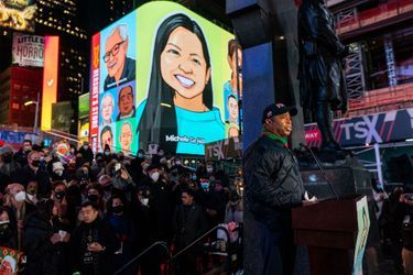 Le rassemblement sur Times Square mardi en hommage à Michelle Go, tuée après avoir été poussée sous un train dans le métro.