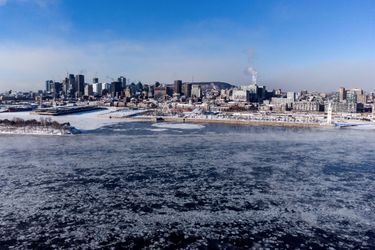 Une vue du centre-ville de Montréal alors que le froid extrême frappe la région.
