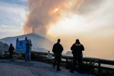 Les pompiers combattaient samedi les flammes à Big Sur, en Californie.