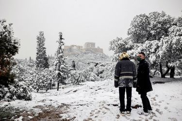 La neige fraiche est tombée sur Athènes lundi 24 janvier.