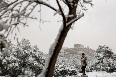 La neige fraiche est tombée sur Athènes lundi 24 janvier.