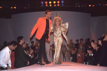 Sharon Stone rend hommage à Thierry Mugler lors d'un défilé à Los Angeles en 1992.