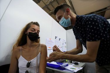 Une jeune femme se fait vacciner à Montigny-le-Bretonneux, le 31 août.