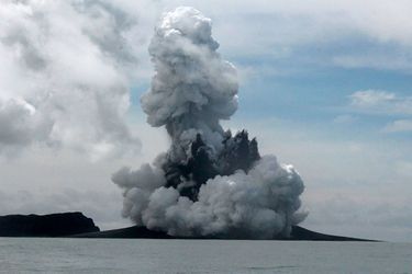 Pendant l'éruption du volcan Hunga Tonga-Hunga Ha'apai, sur une des îles inhabitées des Tonga.