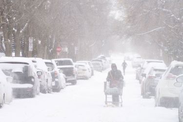 Les habitants sous la neige, marchent malgré le froid.