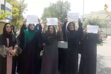 Des femmes manifestent pour le respect de leurs droits à Kaboul, en Afghanistan.