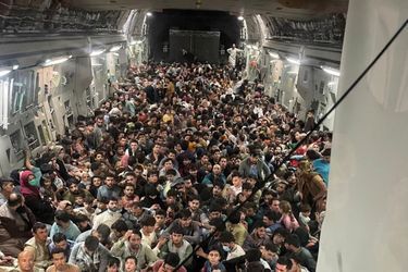 Cette image, photographiée le 15 août 2021 dans un avion décollant de Kaboul, marquera l'Histoire. 