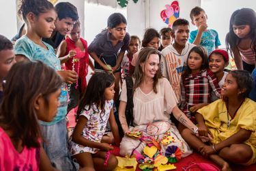 En Colombie, en 2019. Angelina Jolie avec des enfants ayant fui le Venezuela, au centre d’assistance intégré de Maicao.