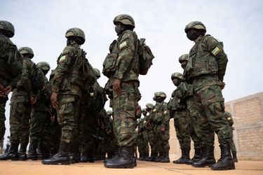 Des soldats rwandais partant en mission au Mozambique à l'aéroport de Kanombe, Kigali, Rwanda en juillet 2021