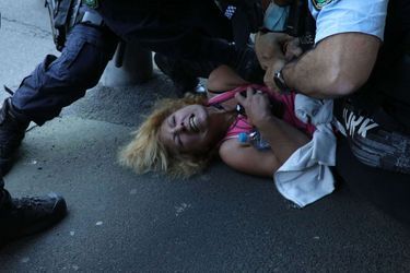 Une manifestante arrêtée à Sydney le 21 août 2021.