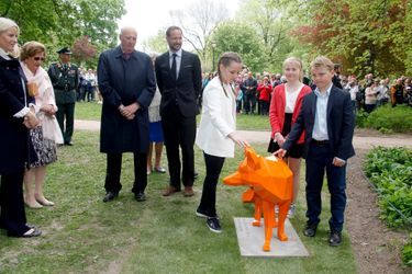 La princesse Ingrid Alexandra de Norvège avec ses parents, ses grands-parents et son petit frère, lors de l'inauguration du parc de sculptures à son nom le 19 mai 2016