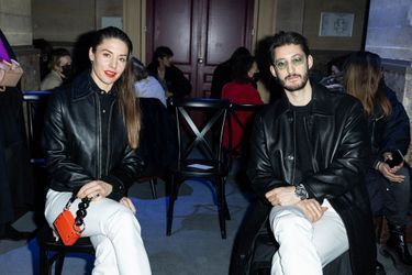 Natasha Andrews et Pierre Niney au défilé Ami lors de la Fashion Week masculine automne-hiver 2022-2023 à Paris le 19 janvier 2022