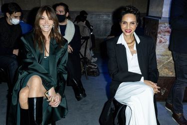 Carla Bruni et Farida Khelfa au défilé Ami lors de la Fashion Week masculine automne-hiver 2022-2023 à Paris le 19 janvier 2022