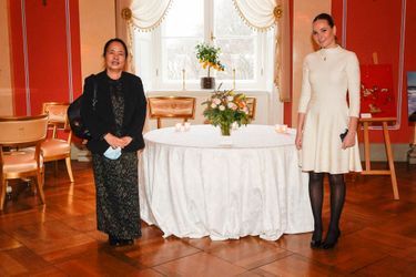 La princesse Ingrid Alexandra de Norvège reçoit un bouquet du corps diplomatique pour ses 18 ans au Palais royal à Oslo, le 21 janvier 2022