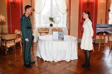 La princesse Ingrid Alexandra de Norvège reçoit le cadeau des forces armées pour ses 18 ans au Palais royal à Oslo, le 21 janvier 2022