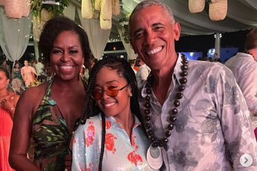 Michelle et Barack Obama avec la chanteuse H.E.R. lors de la soirée d'anniversaire de l'ancien président 7 août 2021