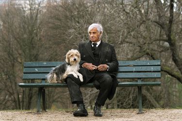Belmondo et Clap, une solitude partagée sur un banc des Buttes-Chaumont, à Paris, dans « Un homme et son chien » de Francis Huster (2008).