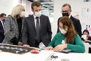 Emmanuel et Brigitte Macron ont inauguré le 19M, à la Porte d&#039;Aubervilliers, nouveau lieu des métiers de la mode, crée à l’initiative de la maison Chanel. 