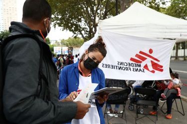 L&#039;ONG Médecins sans frontières organise la vaccination des migrants au nord de Paris. 