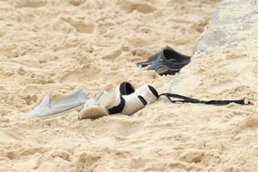 Des chaussures échouées sur une plage heureusement vides de pied. (Photo d&#039;illustration).