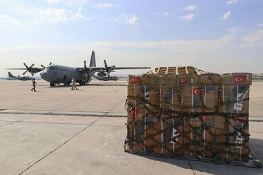 A Ankara, en Turquie, une cargaison d&#039;aide sanitaire à destination de la Tunisie, le 13 juillet.