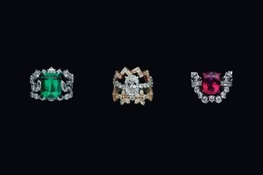 Dior : la haute joaillerie se tisse comme en haute couture. En rubis, diamant et émeraude sertis de brillants, ces bagues asymétriques reflètent l’esprit de la collection « Galons ». 