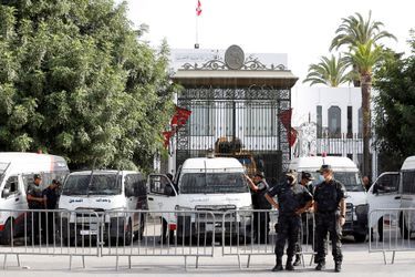 Devant le Parlement à Tunis, le 27 juillet 2021.