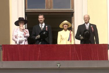 La princesse Ingrid Alexandra de Norvège avec ses parents la princesse Mette-Marit et le prince Haakon et ses grands-parents la reine Sonja et le roi Harald V, le 17 mai 2004