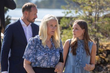 La princesse Ingrid Alexandra de Norvège avec ses parents le prince héritier Haakon et la princesse Mette-Marit, le 22 juillet 2021  