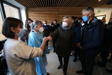 Laurent Wauquiez et Valérie Pécresse lors d'une visite de la maison de santé de la petite ville de Dunières, vendredi.