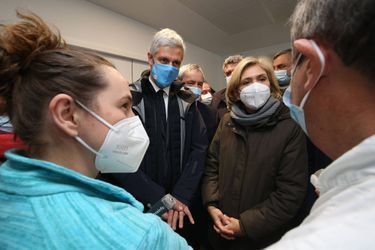 Laurent Wauquiez et Valérie Pécresse lors d'une visite de la maison de santé de la petite ville de Dunières, vendredi.