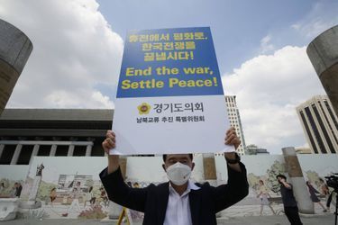 Un homme appelle à la paix entre les deux Corées à Séoul, devant l'ambassade américaine, le 27 juillet 2021.