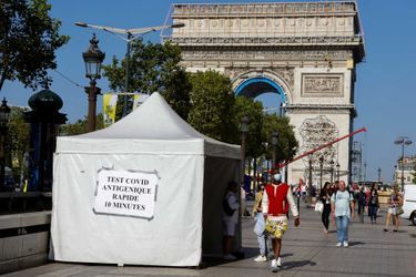 Une tente de dépistage du Covid à deux pas du l'arc de Triomphe, à Paris.