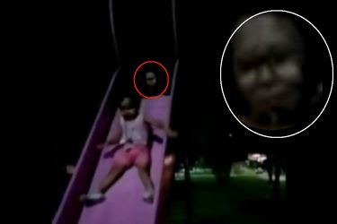 Une image tirée de la vidéo inquiétante filmée par une mère de famille au Mexique. En médaillon, un agrandissement du visage qui émerge de l&#039;ombre au sommet du tobogga,. 
