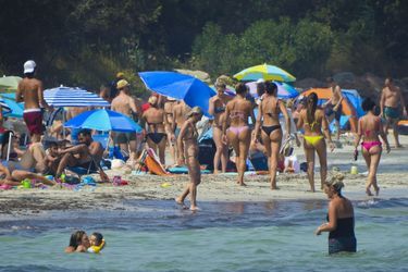 Une plage bondée de Santa Giulia en Corse en juillet 2021