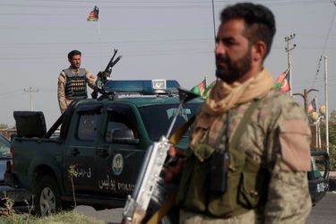 Les forces de sécurité afghanes surveillent un poste de contrôle dans le district de Guzara de la province d'Herat.
